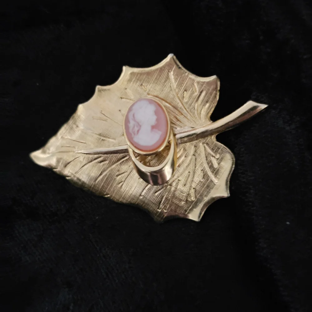 Gold Leaf Cameo Brooch - Picture 4 of 9